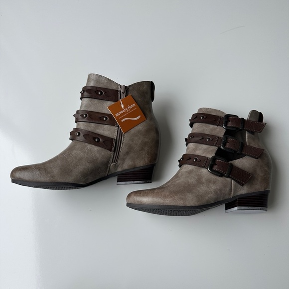 NWT Sonoma Tan Brown Buckle Open Side Memory Foam Ankle Booties Women’s 8.5 FLAW - Picture 4 of 9